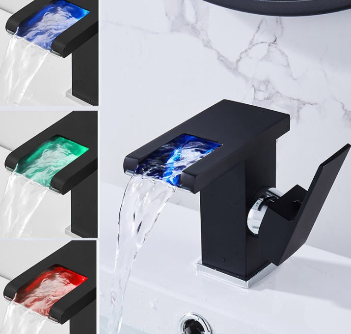 Grifo de cascada luminoso en lavabo de baño