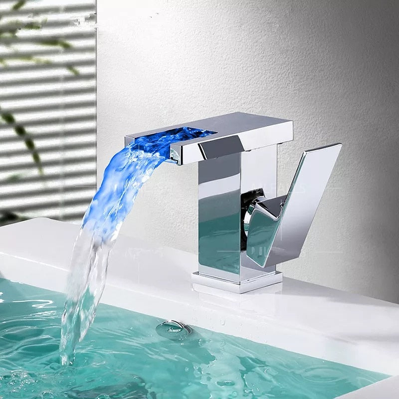 Grifo de cascada luminoso en lavabo de baño